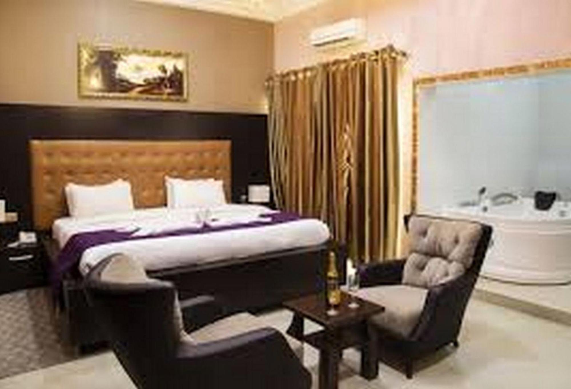 Room In Lodge - Hampton Towers Spa Асаба Экстерьер фото