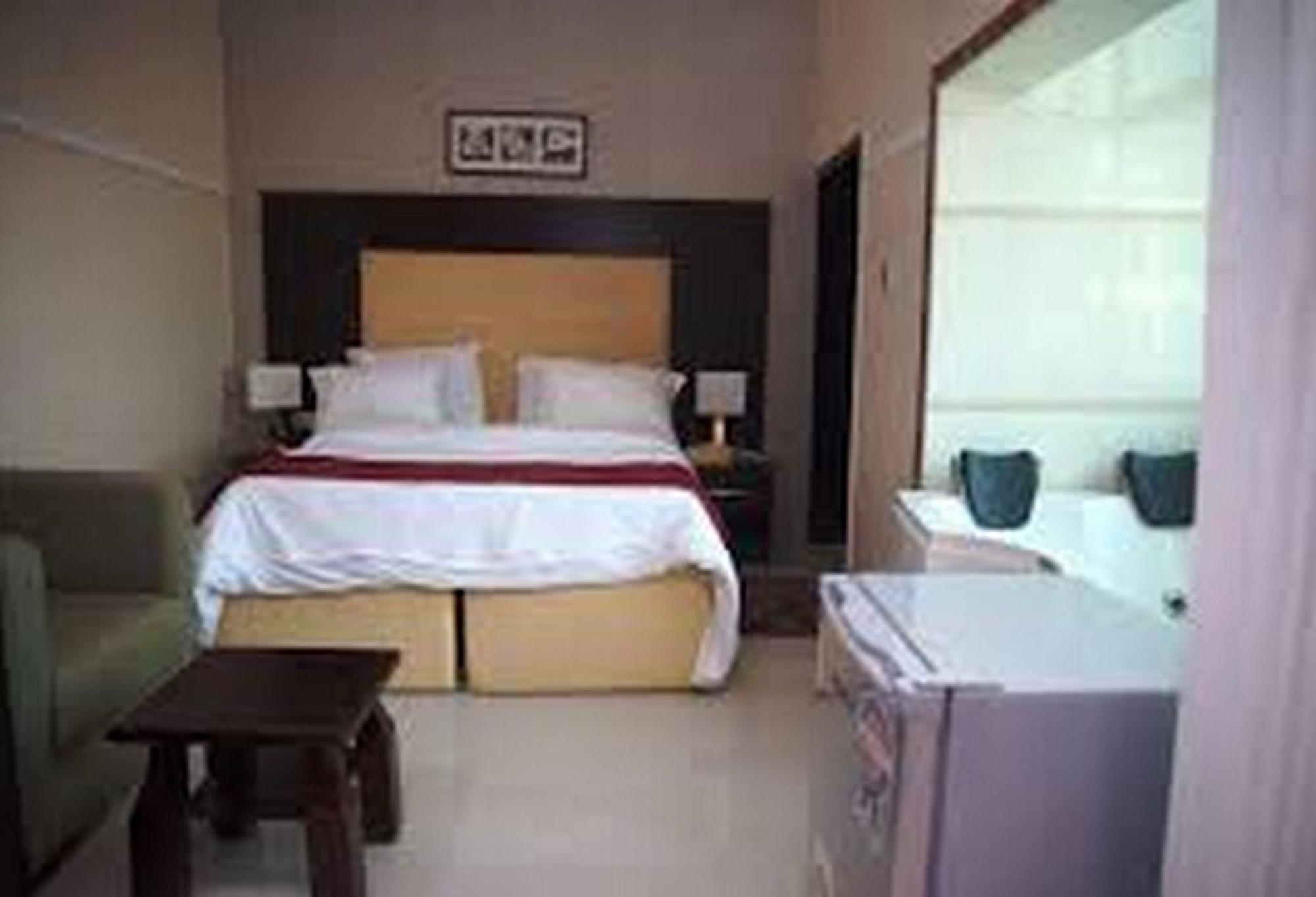 Room In Lodge - Hampton Towers Spa Асаба Экстерьер фото