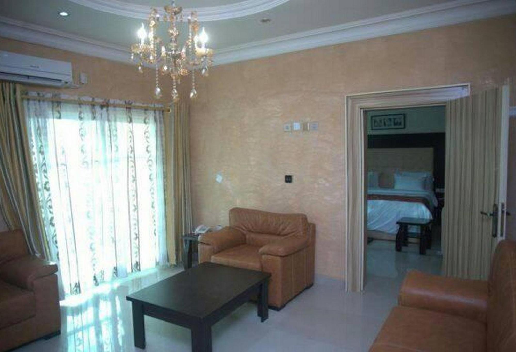Room In Lodge - Hampton Towers Spa Асаба Экстерьер фото